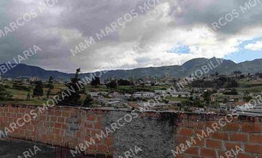 Venta de Casa de 3 Pisos Sector La Campiña, Turunuma, Loja