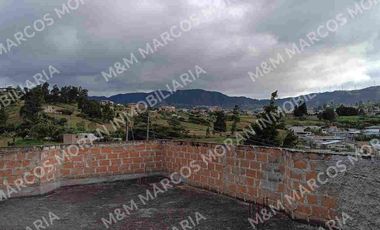 Venta de Casa de 3 Pisos Sector La Campiña, Turunuma, Loja