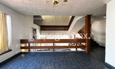 Residencial Victoria, Guadalajara ! Casa, muy grande! Ideal para oficinas, consultorios, o academia! Cuenta con el uso de suelo para estos giros.