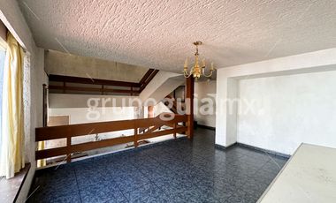 Residencial Victoria, Guadalajara ! Casa, muy grande! Ideal para oficinas, consultorios, o academia! Cuenta con el uso de suelo para estos giros.