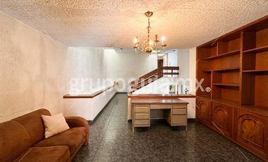 Residencial Victoria, Guadalajara ! Casa, muy grande! Ideal para oficinas, consultorios, o academia! Cuenta con el uso de suelo para estos giros.