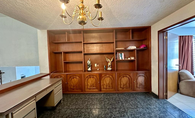 Residencial Victoria, Guadalajara ! Casa, muy grande! Ideal para oficinas, consultorios, o academia! Cuenta con el uso de suelo para estos giros.