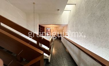 Residencial Victoria, Guadalajara ! Casa, muy grande! Ideal para oficinas, consultorios, o academia! Cuenta con el uso de suelo para estos giros.