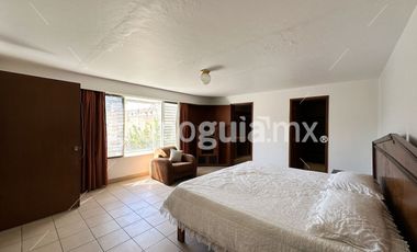Residencial Victoria, Guadalajara ! Casa, muy grande! Ideal para oficinas, consultorios, o academia! Cuenta con el uso de suelo para estos giros.