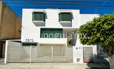 Residencial Victoria, Guadalajara ! Casa, muy grande! Ideal para oficinas, consultorios, o academia! Cuenta con el uso de suelo para estos giros.