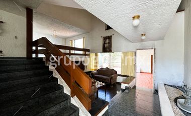 Residencial Victoria, Guadalajara ! Casa, muy grande! Ideal para oficinas, consultorios, o academia! Cuenta con el uso de suelo para estos giros.