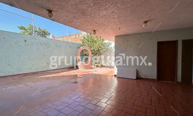 Residencial Victoria, Guadalajara ! Casa, muy grande! Ideal para oficinas, consultorios, o academia! Cuenta con el uso de suelo para estos giros.