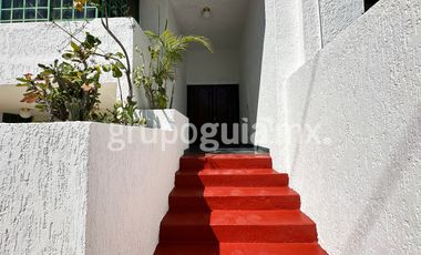 Residencial Victoria, Guadalajara ! Casa, muy grande! Ideal para oficinas, consultorios, o academia! Cuenta con el uso de suelo para estos giros.