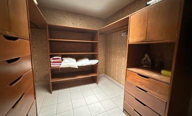Residencial Victoria, Guadalajara ! Casa, muy grande! Ideal para oficinas, consultorios, o academia! Cuenta con el uso de suelo para estos giros.