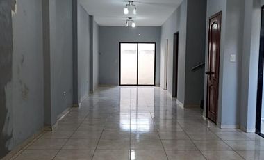 Vendo casa con garaje ubicada al sur de Guayaquil