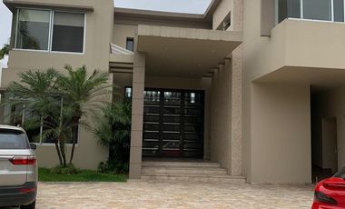 VENTA DE AMPLIA CASA EN SAMBORONDON