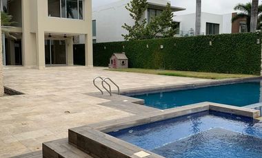VENTA DE AMPLIA CASA EN SAMBORONDON
