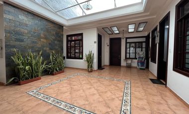 Casa rentera en venta en el centro de Loja