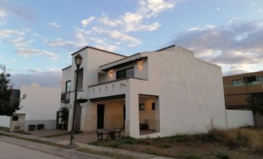 Casa en Venta en Mayorazgo Residencial, Alberca, 4 recamaras y estudio, bodega, ecológica, clúster de Castilla