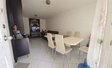 Depto iluminado en P. Baja. Cerca de la línea dorada y Constitución de 1917