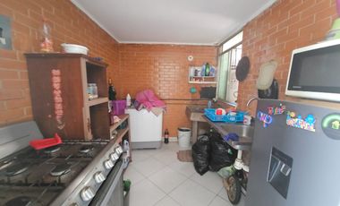 Depto iluminado en P. Baja. Cerca de la línea dorada y Constitución de 1917