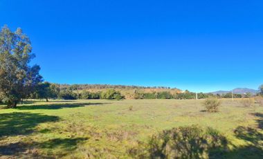 Parcelas de 5.000 m² en El Carpintero, Casablanca: red de luz y agua operativas, portería terminada, rol propio y crédito directo disponible.