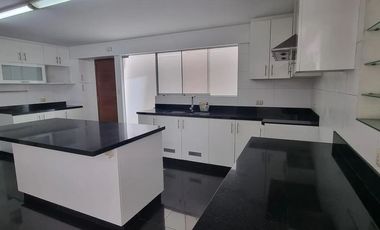 AMPLIO FLAT DE 346 m2 EN CHACARILLA, SURCO.