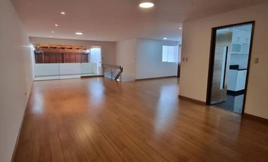 AMPLIO FLAT DE 346 m2 EN CHACARILLA, SURCO.