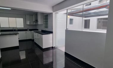 AMPLIO FLAT DE 346 m2 EN CHACARILLA, SURCO.