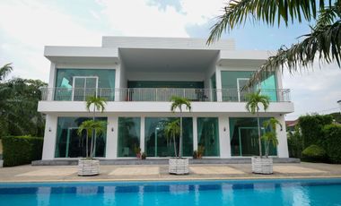 Urgent sale!! Luxurious 2-storey detached house at Mabprachan Lake, Chonburi. Corner house with a large swimming pool and elevator shaft. Spacious house with great view. Area: 1 rai 42 square wah (1,768 square meters).