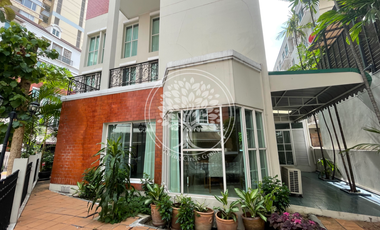 4 Bedrooms Townhouse for Sale or Rent in Baan Klang Krung British Town Thonglor