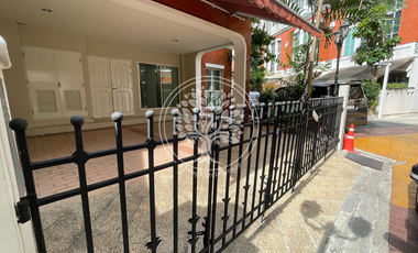 4 Bedrooms Townhouse for Sale or Rent in Baan Klang Krung British Town Thonglor