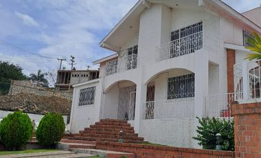 CASA EN VENTA EN LOMAS DE COCOYOC DE OPORTUNIDAD CON CANCHA DE SQUASH