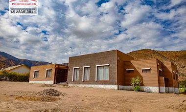 🏠León Propiedades vende moderna casa estilo mediterraneo en sector Cuyuncavi Alto🏠