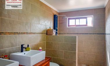 🏠León Propiedades vende moderna casa estilo mediterraneo en sector Cuyuncavi Alto🏠