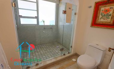 Casa en renta vacacional con alberca y áreas de jardín, sky roof, bar y asador