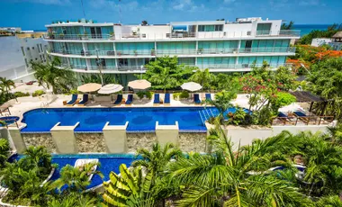 Condominio de lujo a 200 metros del mar, con club de playa, alberca, jacuzzi 100 metros de la Quinta Avenida, con servicios de hotel, concierge, amueblado, en venta en Playa del Carmen, Centro.