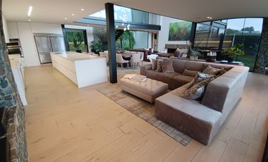 Modern and Luxurious Home Next to Club Campestre Llanogrande