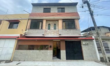 CIUDADELA GUAYACANES TERCERA ETAPA VENDO PRECIOSA CASA DE TRES PISOS, FULL ACABADOS