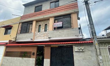 CIUDADELA GUAYACANES TERCERA ETAPA VENDO PRECIOSA CASA DE TRES PISOS, FULL ACABADOS