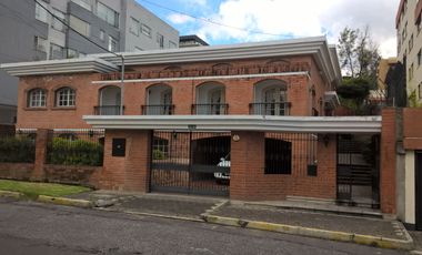 Quito Tenis Vendo terreno 1350 m² con Casa 110 m2 dispone piscina cubierta