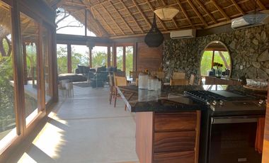 CASA EN VENTA EN SAYULITA.
