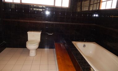 Alquiler de casa grande en Guápulo, para vivienda, oficinas o usos varios.