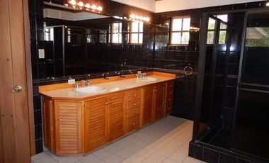 Alquiler de casa grande en Guápulo, para vivienda, oficinas o usos varios.