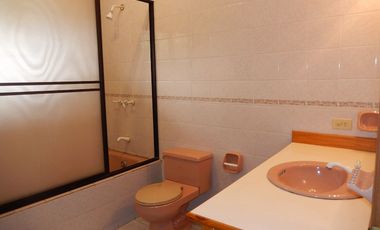 Alquiler de casa grande en Guápulo, para vivienda, oficinas o usos varios.