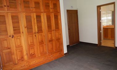 Alquiler de casa grande en Guápulo, para vivienda, oficinas o usos varios.