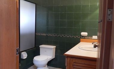 Alquiler de casa grande en Guápulo, para vivienda, oficinas o usos varios.