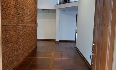 Alquiler de casa grande en Guápulo, para vivienda, oficinas o usos varios.