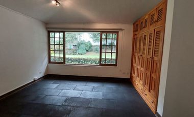 Alquiler de casa grande en Guápulo, para vivienda, oficinas o usos varios.