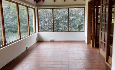 Alquiler de casa grande en Guápulo, para vivienda, oficinas o usos varios.