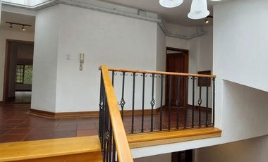 Alquiler de casa grande en Guápulo, para vivienda, oficinas o usos varios.