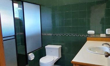 Alquiler de casa grande en Guápulo, para vivienda, oficinas o usos varios.