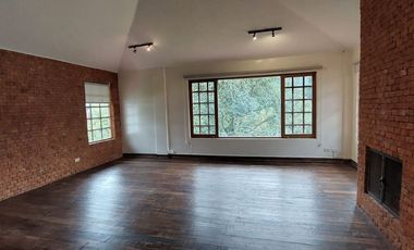 Alquiler de casa grande en Guápulo, para vivienda, oficinas o usos varios.