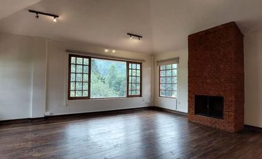 Alquiler de casa grande en Guápulo, para vivienda, oficinas o usos varios.