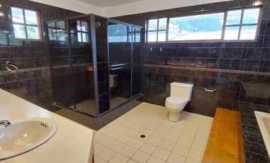 Alquiler de casa grande en Guápulo, para vivienda, oficinas o usos varios.